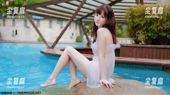 喵糖映画带你领略“白裙少女”—美图包里的微风和心情。