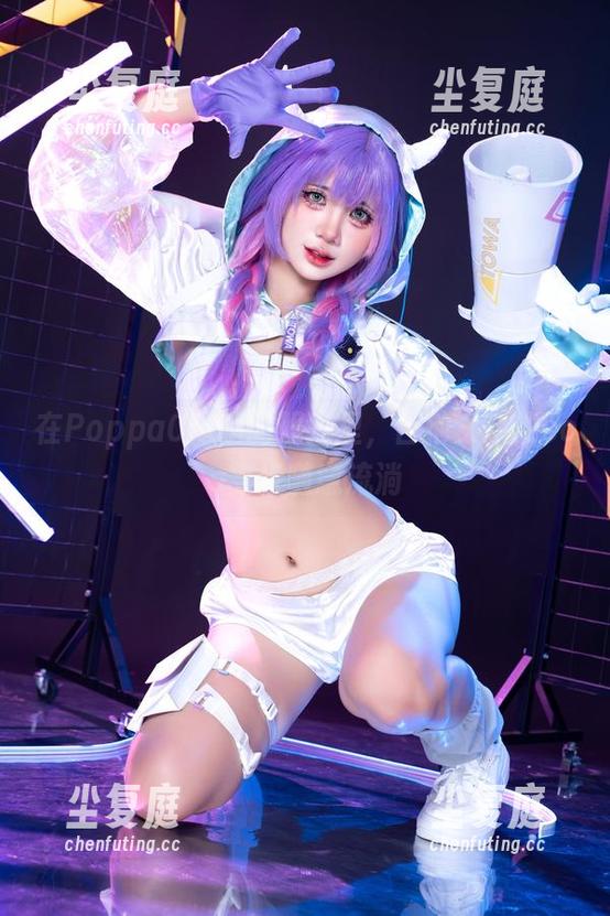 在PoppaChan的照片里，吉他女孩的cos舞步随意流淌