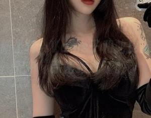 图库最新上传!Vams子和蛇皮泳装的水中“亲密接触”。