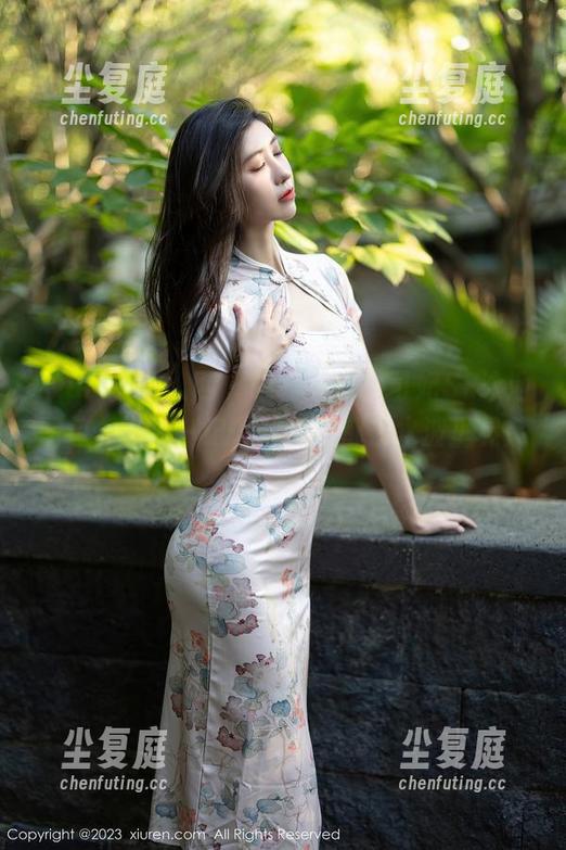 Xiuren秀人网 - 眼睛一亮，司妃SL泳池图包，闲暇一记。想说的都在水波里晃荡。
