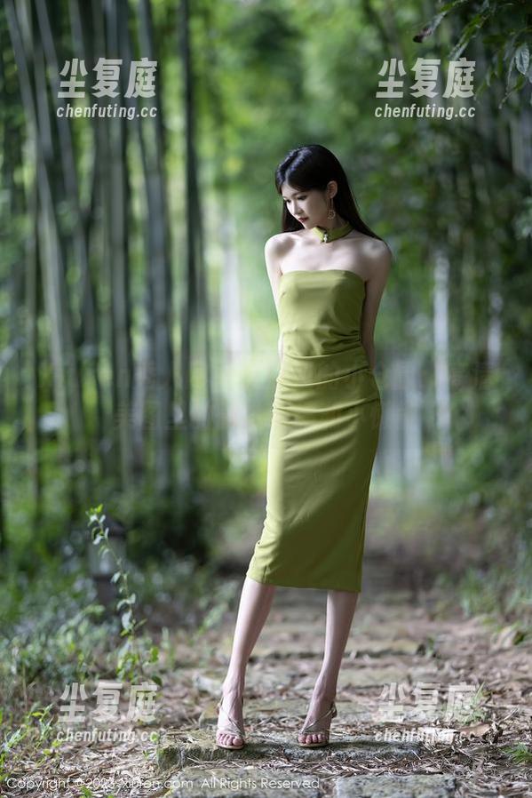Xiuren秀人网-小仓鼠 Xiuren秀人网 - 夏日里的小仓鼠:高清美图里的微妙情愫和小懒散