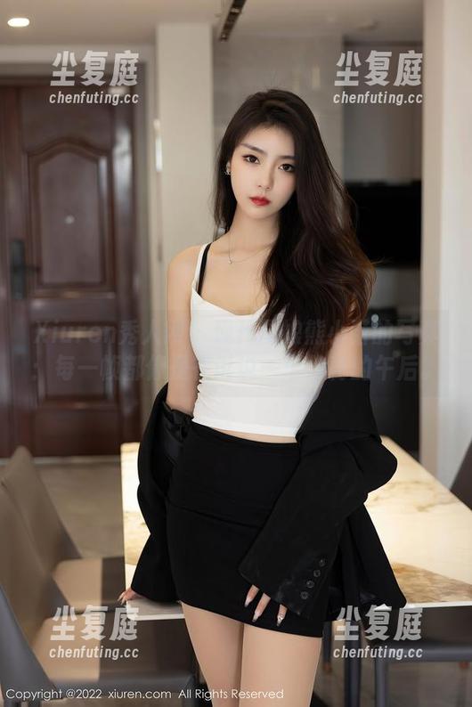 Xiuren秀人网-熊小诺 Xiuren秀人网 - 现代厨娘熊小诺的写真:每一帧都像是在诉说一个隐秘的午后。