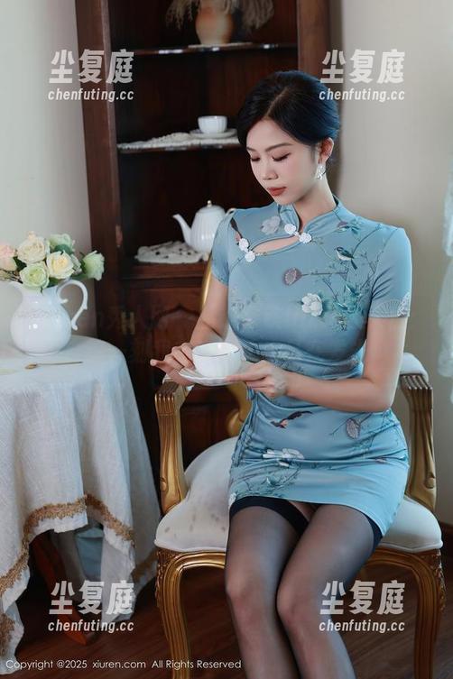 Xiuren秀人网-趁热拿铁latte Xiuren秀人网 - 趁热拿铁latte在天台:这一刻我在旁观,作品在发光