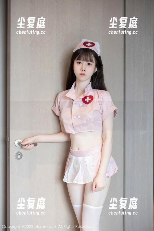 Xiuren秀人网-露露小喵 Xiuren秀人网 - 高清图包里面的露露小喵学妹,你的心是不是也躲过了几步?