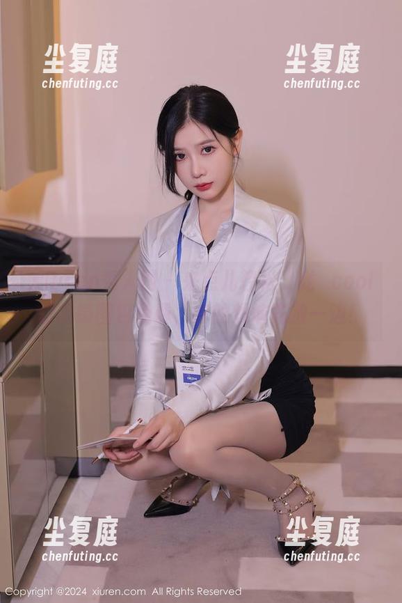 Xiuren秀人网 - 来点儿轻松，龙籹cool的眼镜图包免费，你的烦恼先放一边！