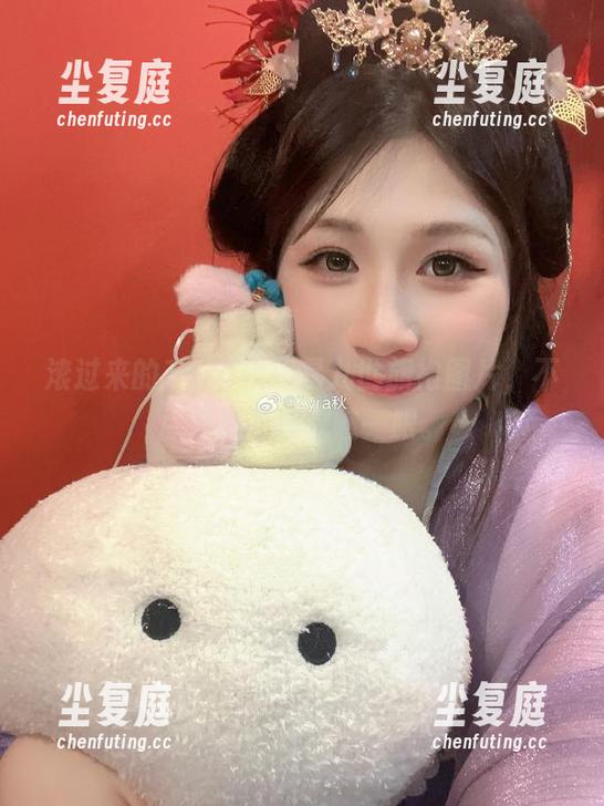 Zyra秋 滚过来的Zyra秋路易九世旗袍图片,不点开忍不住想瞧一眼。