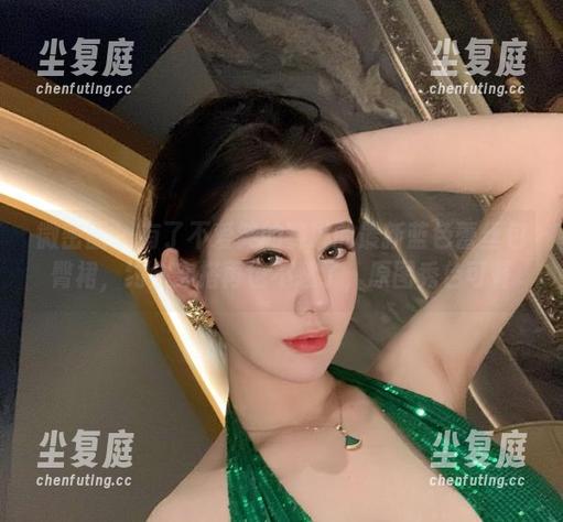 微密圈 - 有了不爱笑的赛琳的最新蓝色蕾丝包臀裙，约会穿搭再也不愁了，原图秀色可餐