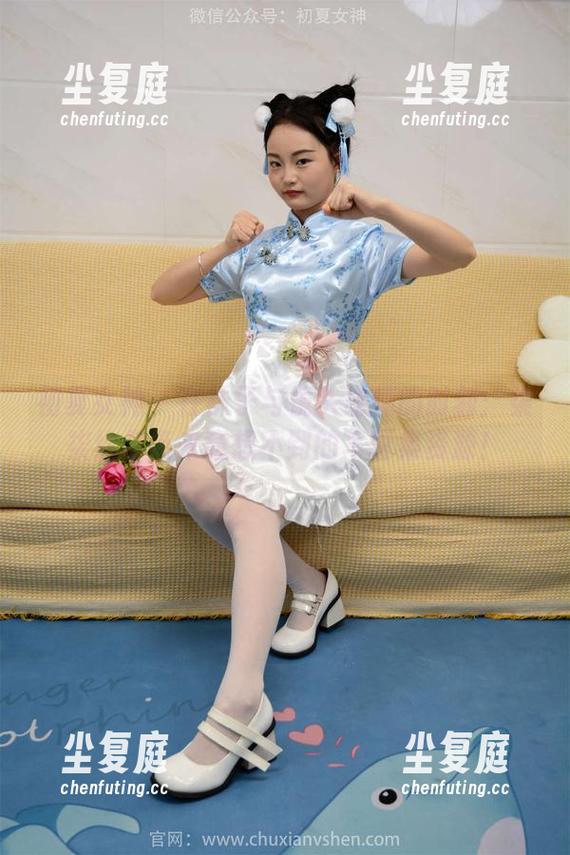 初夏女神-柒柒 初夏女神 - 在袜子与镜头碰撞的时刻:柒柒给你带来意想不到的写真集资源!