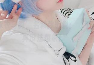 全套泳衣写真，名赖弥七说：‘不穿看还真没法想象！’