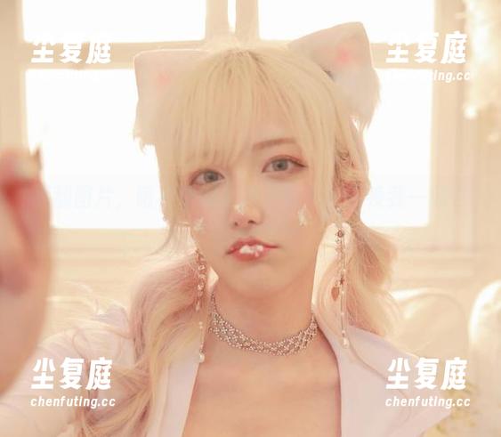 啾小妍 翻翻图片,啾小妍的金发,似乎在召唤我一起去冒险