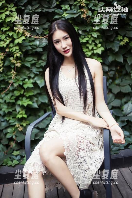 头条女神 - 艾小青：黑白影像下的私拍迷离，资源链条都混乱了