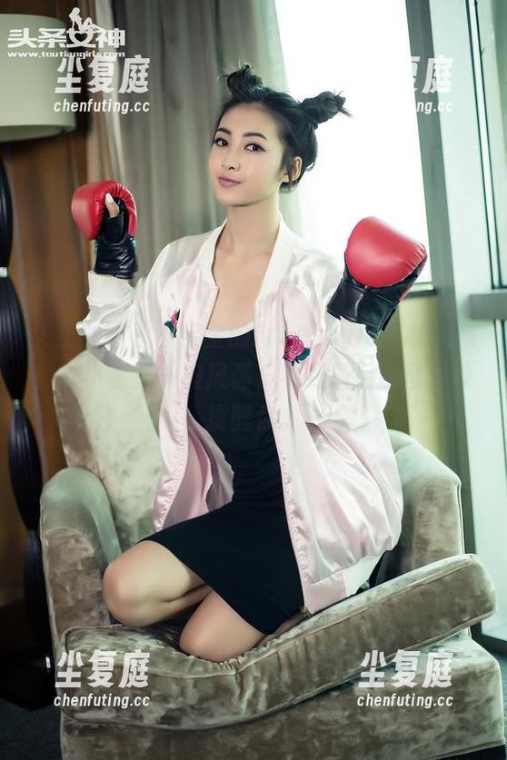 头条女神-艾小青 头条女神 - 狗宝宝的freestyle在线图集:艾小青又一波风骚,看到最后别怪我没提醒你。