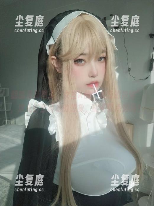 翻翻最新图库，女主K的“乘凉的姐姐”，这光影里藏着的想象，能不冒点烟吗？