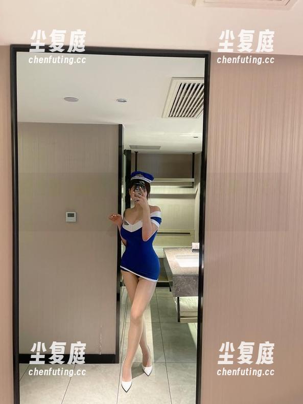 微密圈 - 奶宝妹纸的制服时刻合集，让人不禁多看几眼嘛。