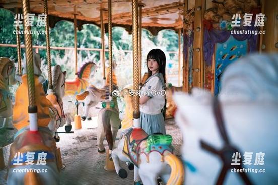 熟悉的安曜曜，比基尼作品在前，夏日回忆悄悄被唤醒。