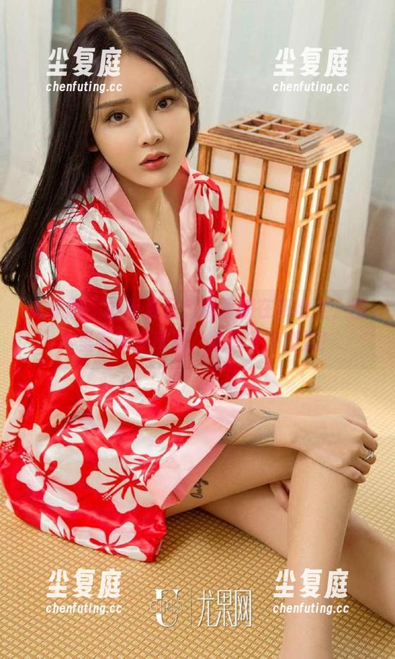 尤果网-琳丽 尤果网 - 最新夏日:琳丽躺在草地上,图片里有多少草屑,就有多少潮流!