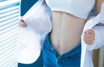 尤果网 - 打开艾霓莎的毛衣原图，懒癌都要犯了的散发魅力！