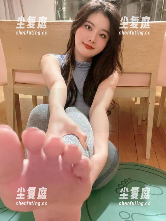 就是阿朱啊 微密圈 - 原图中的就是阿朱啊,光是那双裸足就足以引发不少心绪,算是有意的挑逗吧?