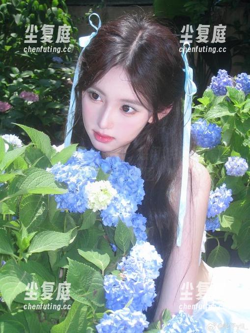 怡子yiii 怡子yiii的短裙图包,悠闲地掠过眼前,里面隐隐有种甜甜的氛围,啥也不说。