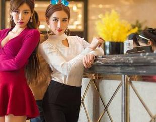 推女神 - 看顾欣怡的最新原图，丝袜的线条感实在是太抓眼球了。