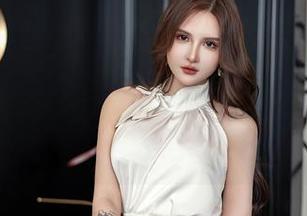 星颜社 - Egg_尤妮丝的白色图包,照片亮得我差点以为是洗衣广告,效果杠杠的!