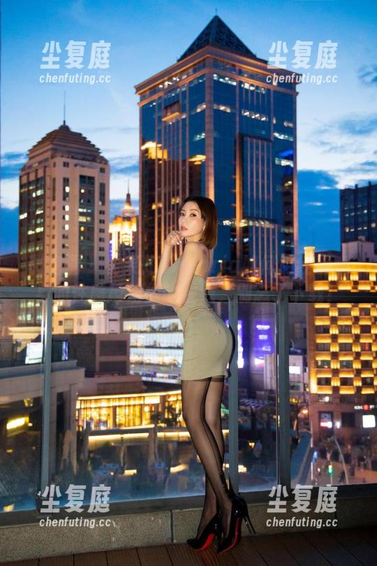 果儿Victoria 微密圈 - 看果儿Victoria如何用红皮束身的性感撩动你的视线,别忘了下载!
