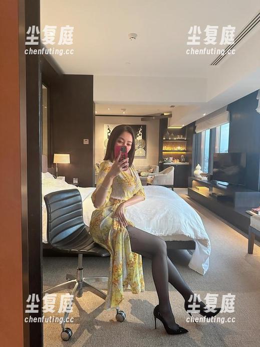 果儿Victoria 微密圈 - 这张写真里的果儿Victoria和黑丝短裙,难道是我的新爱好?