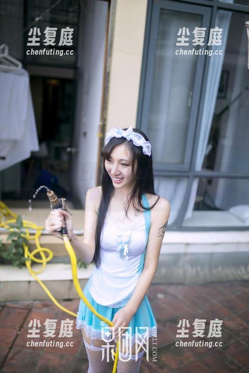 果团网-王语纯 果团网 - 穿上厚底鞋也难掩,王语纯的原图美脚透着一股子随性,很有那种气息。