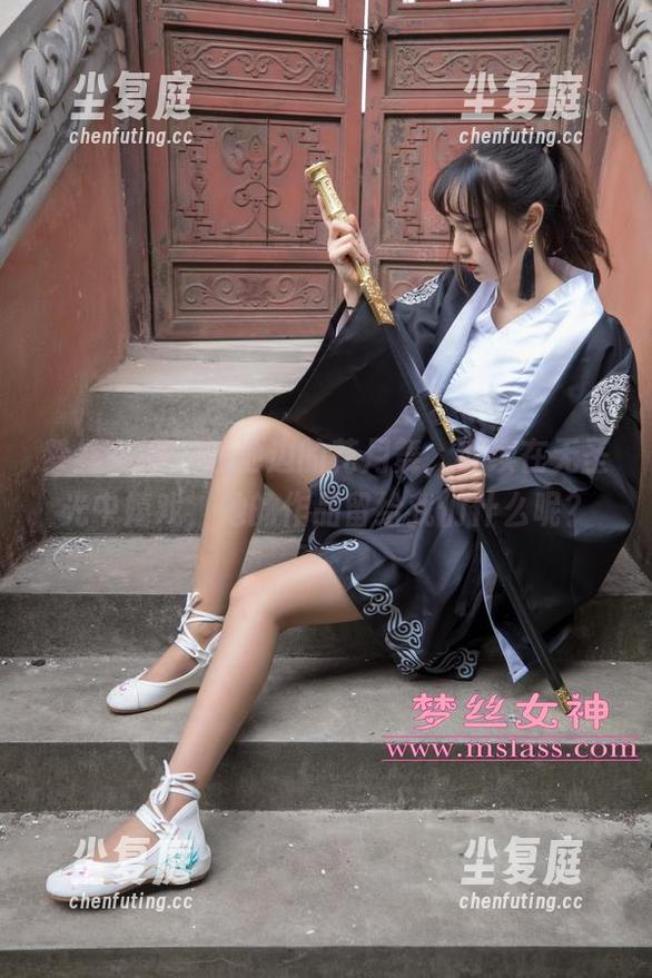 梦丝女神 - 泳池边的花月舞，继续在无圣光中嬉戏，她的作品留给我们什么呢？