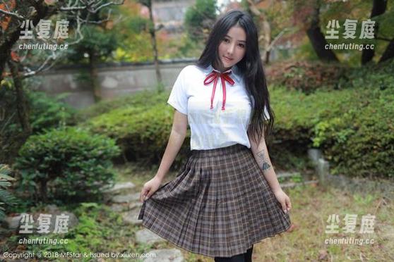 模范学院-Arude薇薇 模范学院 - JK图集:Arude薇薇似乎想表达点什么,但我只想看衣服的皱褶。