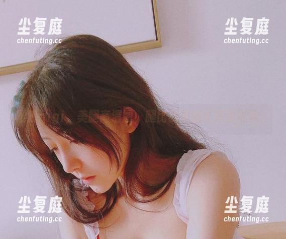 樱晚gigi，美腿高清图，腿比我家的长椅还惊艳！