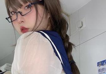 次屁啦的写真时间,原图里私底下的风纪委员