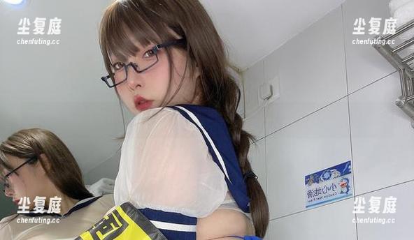 次屁啦 次屁啦的写真时间,原图里私底下的风纪委员