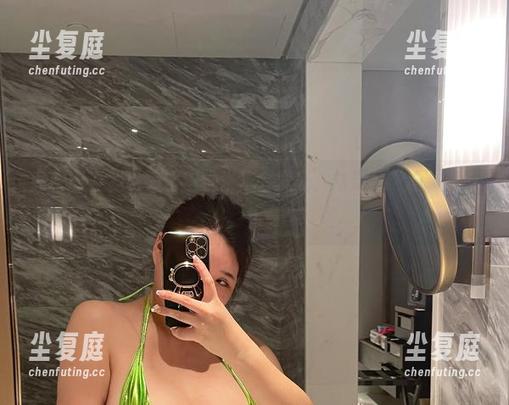 水蜜桃米米 微密圈 - 我以为水蜜桃米米会发光,结果是“油”亮图包
