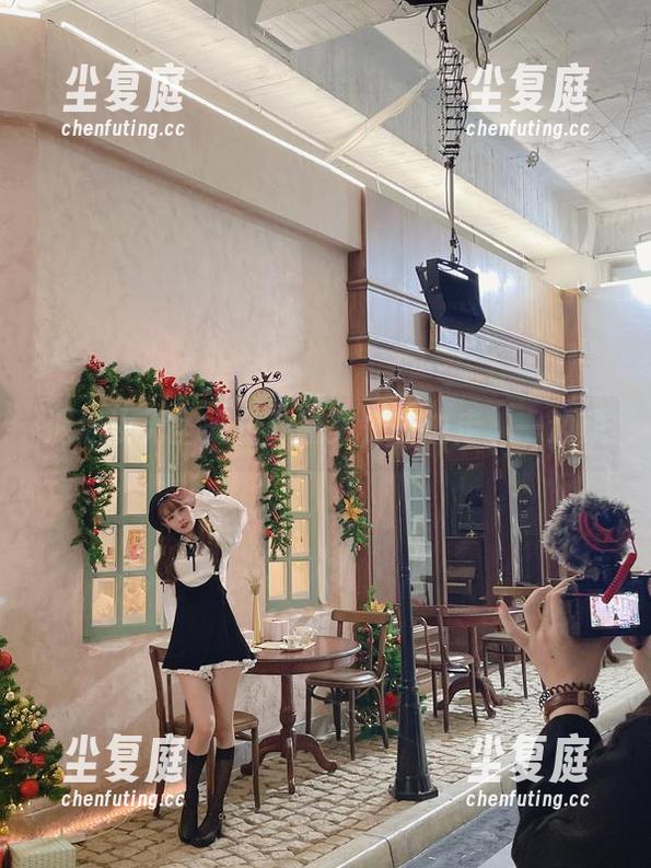 泥泥汝无圣光户外图集，一边走，一边脱