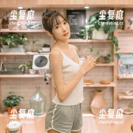 最新的套图里，王羽杉穿着蕾丝连体比基尼，活成了一个令人羡慕的梦。
