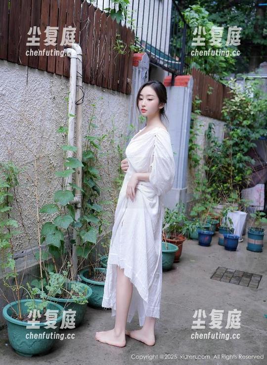 秀人网 - 照片时刻，Cris_卓娅祺的空乘造型和肉丝美腿让人热血沸腾