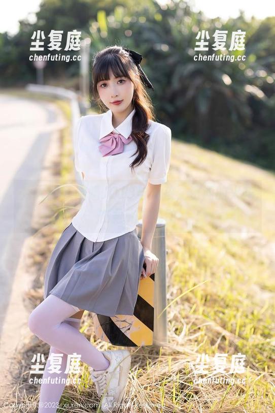 秀人网 - 喵喵JOJO与女孩，资源的火花在柔光中晃动
