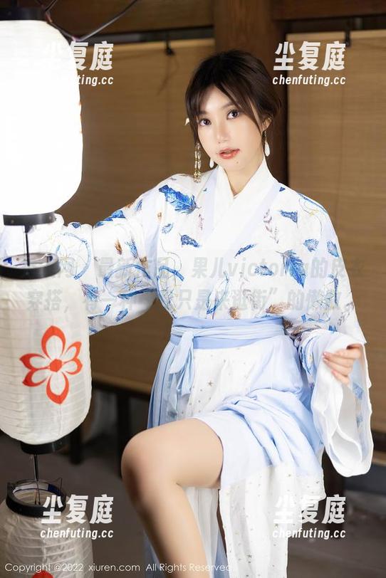 秀人网-果儿victoria 秀人网 - 最新作品,果儿victoria的皮衣穿搭,有一种“我只是来逛街”的懒散。