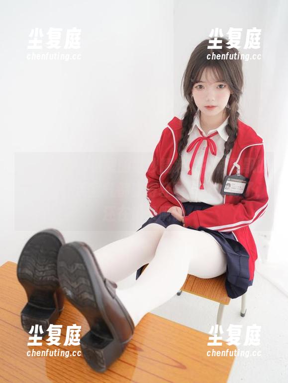 紧急企划 - 小恩的婚纱精选，衣裙飘飘的那一刻，连空气都变得轻盈，哦，对了，还在记录呢。
