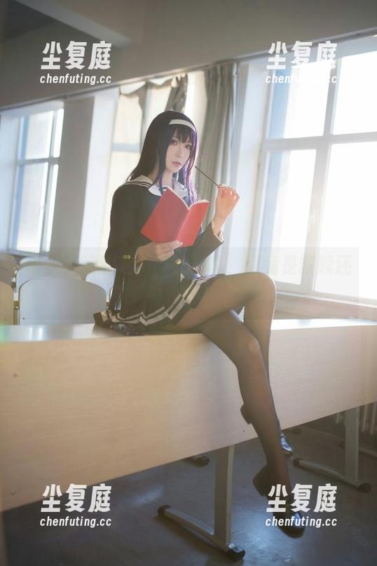 翎柒菜菜 翎柒菜菜的暗黑护士写真,究竟是救赎还是放逐呢?