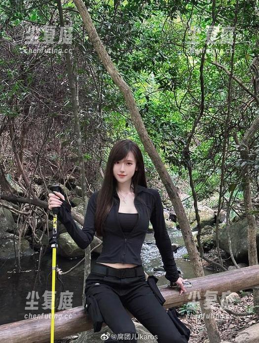 腐团儿Ikaros 一场泳池派对!腐团儿Ikaros的私拍泳衣图集,看她是如何在水中打出“水花四溅”的!