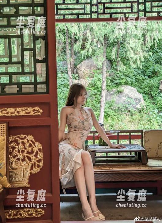 芊芊酱w全黄黑搭，让这个牛仔梦成真，美图就在这！