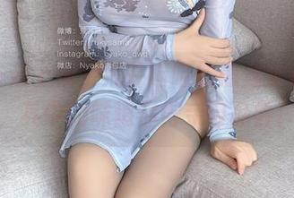 六张一起上线，荒井喵喵的黑丝全套原图，其中的味道你得亲自品尝！