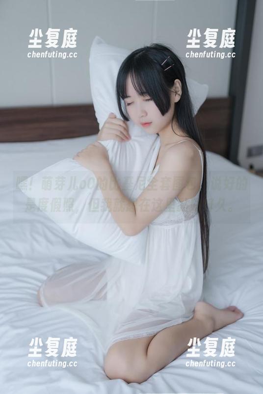 萌芽儿o0 嘿!萌芽儿o0的比基尼全套图包,说好的是度假照,但我就想在这里黏贴好久。