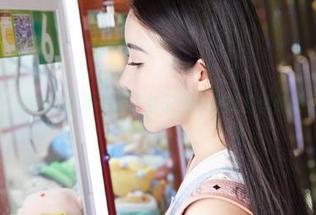 蜜桃社 - 说好的清凉一夏，杏子的泳池美图壁纸帮你实现！