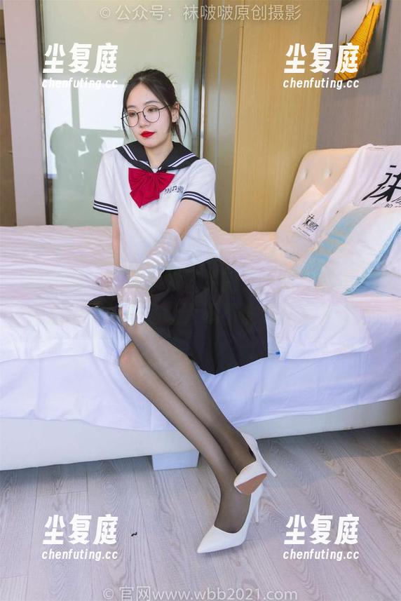 袜啵啵-糯米 袜啵啵 - 糯米又发了更新,这版白丝(脚尖加固款)作品让人忍不住想多看两眼。