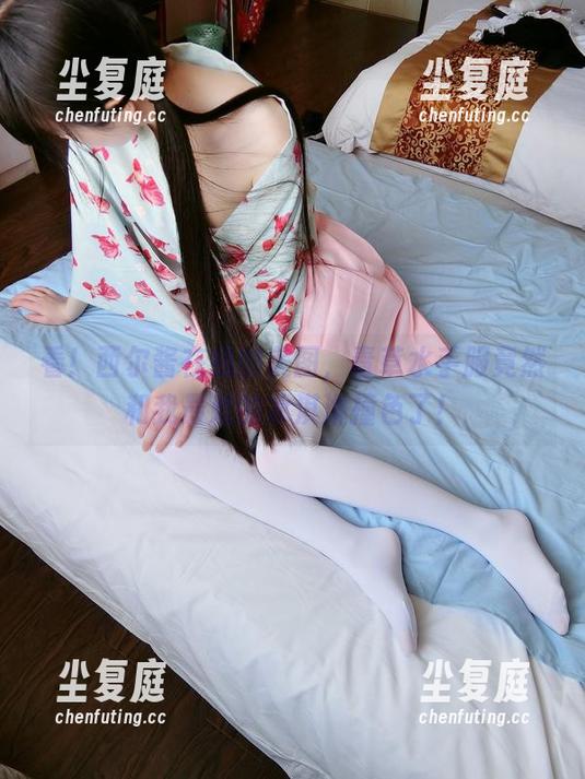 看！西尔酱在线的美图，青草水手服竟然和我最爱的冰淇淋撞色了！