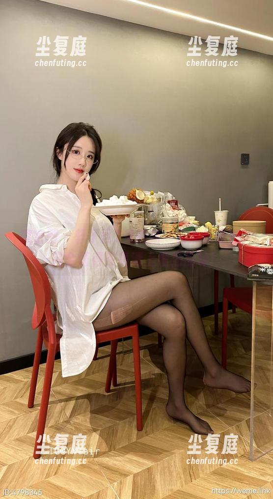 微密圈 - 轩子巨2兔的新一波黑丝诱惑，完全值得在高清上细细品味！