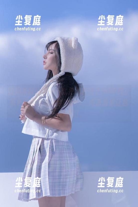 过期米线线喵 过期米线线喵一下就把我拉回了90年代,黑色皮衣条纹黑丝的cos,高清效果让我一秒怀旧。